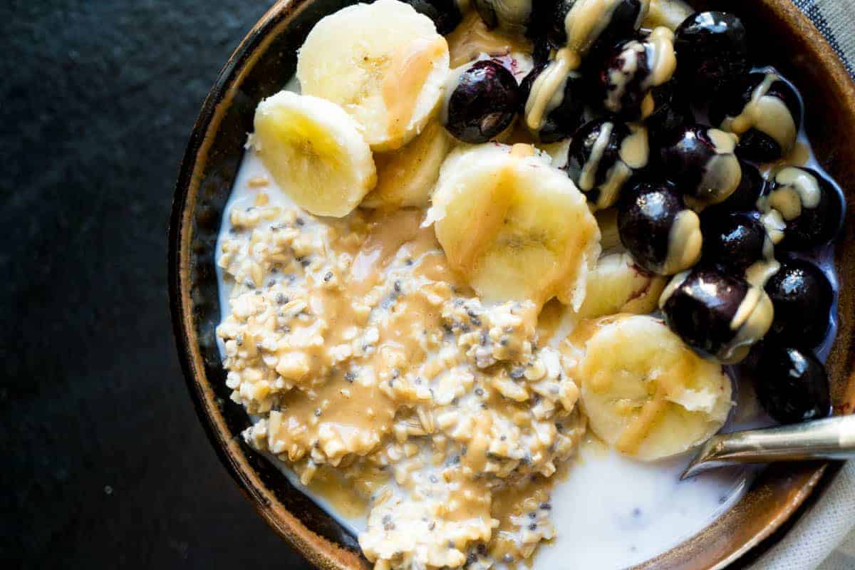 picture of overnight steel cut oats, with bananas and blueberries